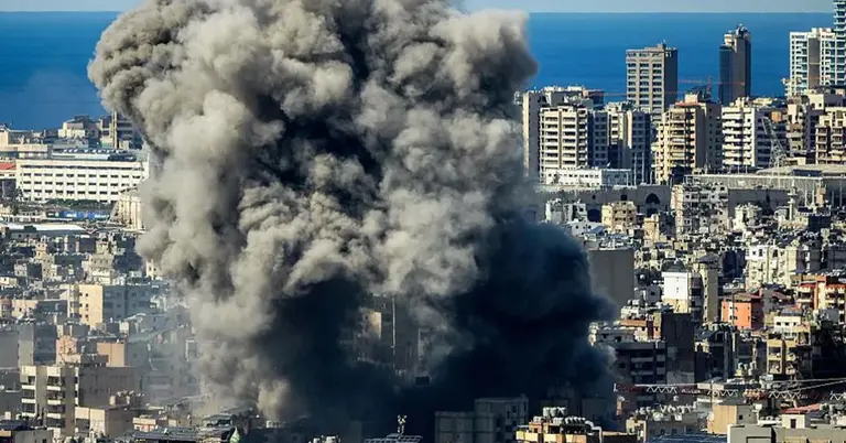 বিস্ফোরণের পর আকাশে ধোঁয়ার কুণ্ডলী দেখা যাচ্ছে